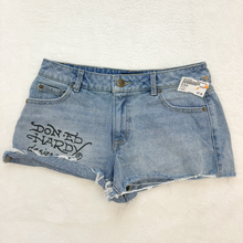 Load image into Gallery viewer, Ed Hardy Shorts Size 2 P0161
