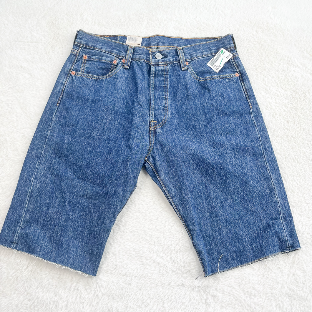 Levi Shorts Size 33 *