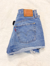 Load image into Gallery viewer, Levi Shorts Size 5/6 * - Plato&#39;s Closet Parkersburg, WV
