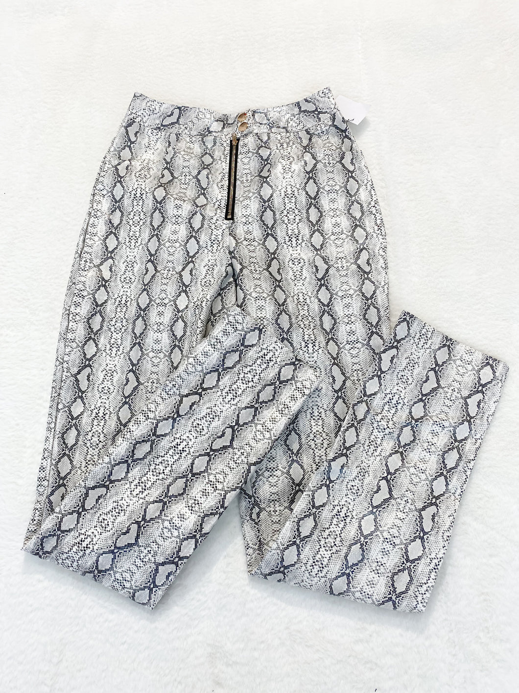 Pretty Little Thing Pants Size 5/6 (28) * - Plato's Closet Parkersburg, WV