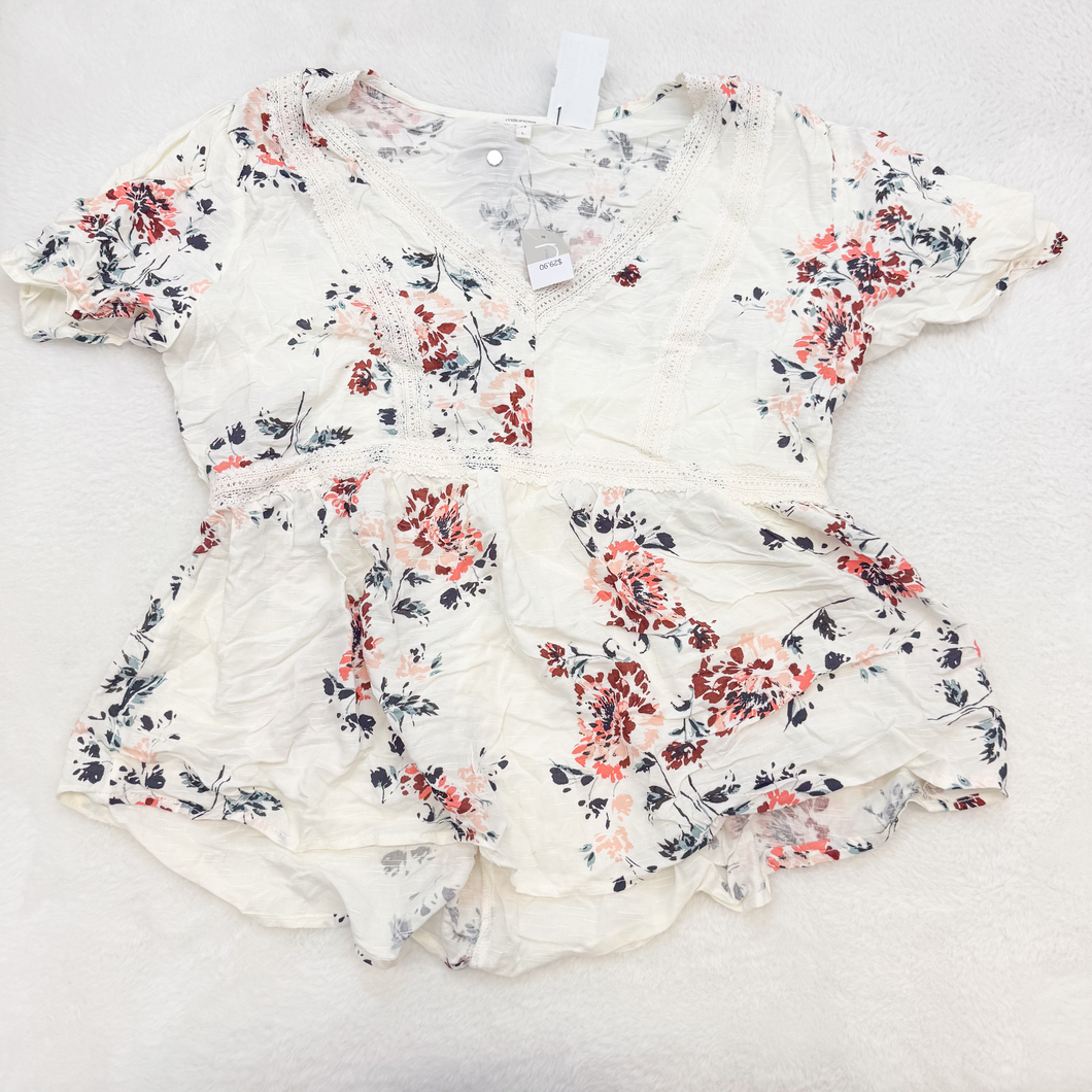 Maurices T-Shirt Size Large P0454